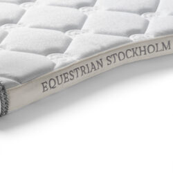 Equestrian Stockholm – Tapis de dressage Timeless White Glimmer