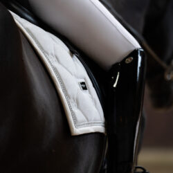 Equestrian Stockholm – Tapis de dressage Timeless White Glimmer