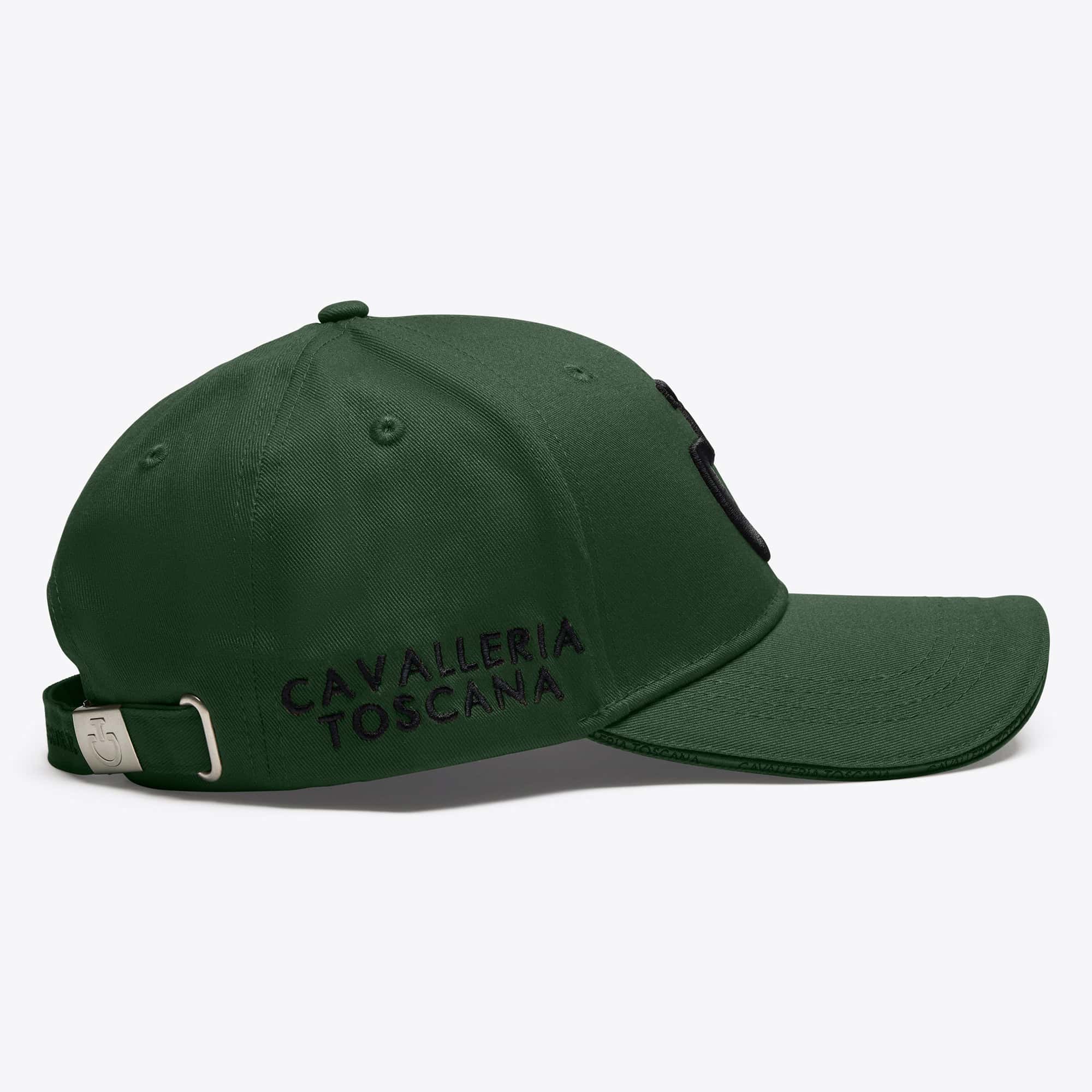 cavalleria-toscana-fw25-casquette-jungle-green.jpg Casquette Cavalleria Toscana FW25 Jungle Green en coton avec logo 3D et fermeture ajustable