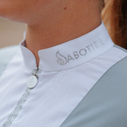 Le Sabotier – Polo de concours Yasance FW25 – Gris