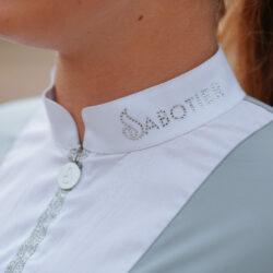 Le Sabotier – Polo de concours Yasance FW25 – Gris