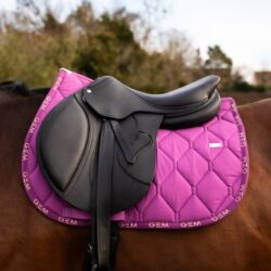 Tapis de selle GEM Love Obstacle violet pour cheval