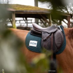 Tapis de selle GEM Touc Touc Obstacle Dark Sea Green pour cheval