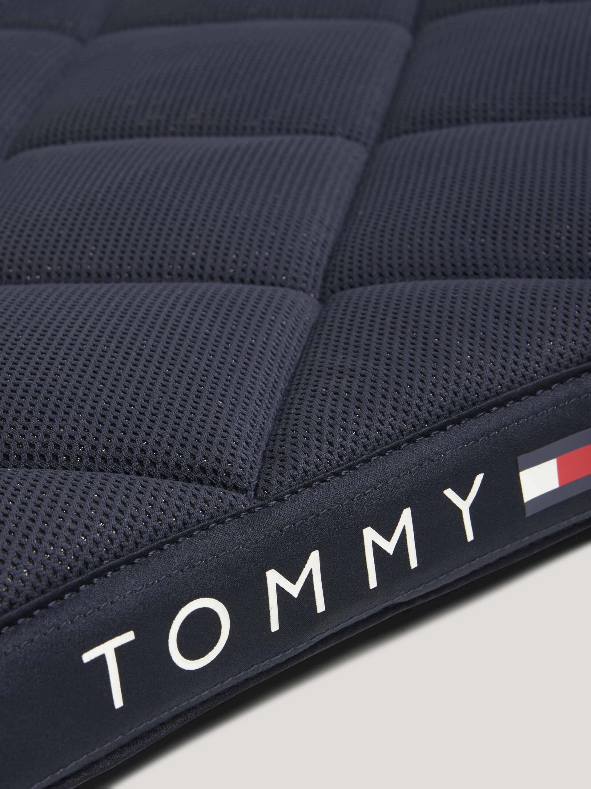 TH17HSAP161-004_06 (1) Tommy Hilfiger Tapis de dressage Emory Desert Sky SS26 Full.