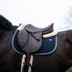 GEM – Tapis de Selle Obstacle Love GEM - Marine – Élégance & Performance