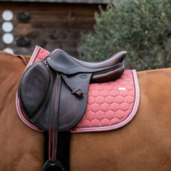 GEM – Tapis de Selle Obstacle Love GEM - Rose – Élégance & Féminité
