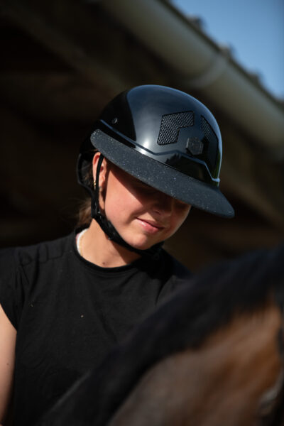 _MIP6907 (1) Visière paillettes noires Flex-On pour casque Armet équitation tailles M et L