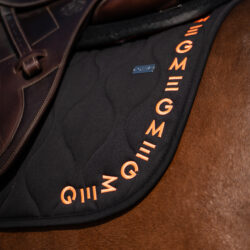 Tapis Jumping Essentiel GEM noir logo corail