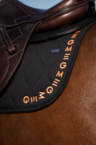 tapis-jumping-essentiel-gem-noir-corail.jpg Tapis Jumping Essentiel GEM noir logo corail