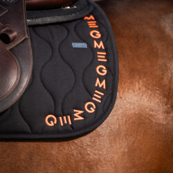 Tapis Jumping Essentiel GEM noir logo corail