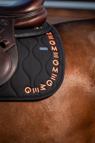 tapis-jumping-essentiel-gem-noir-corail.jpg Tapis Jumping Essentiel GEM noir logo corail